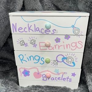 Kohl’s children’s organized jewelry box
